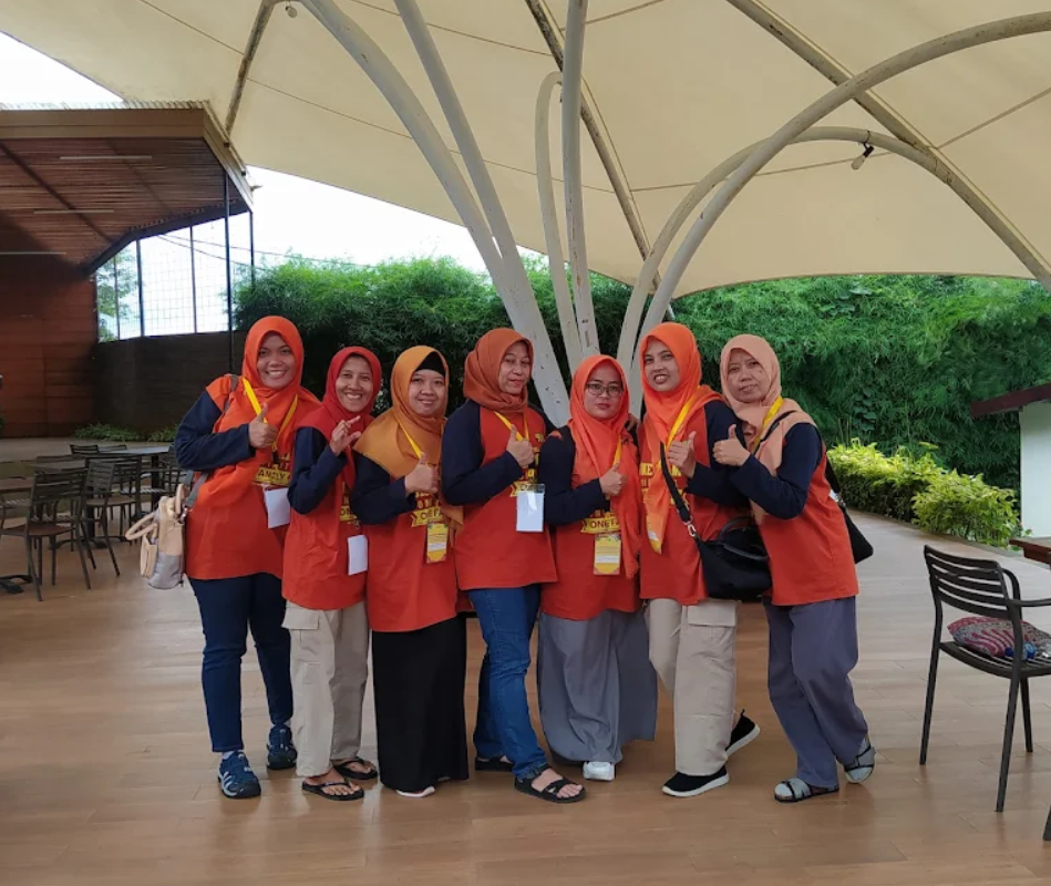 Peserta mengikuti aktivitas fun dan refresh outbound