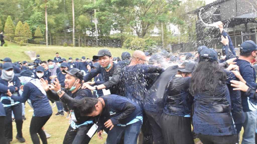 Kelompok peserta mengikuti aktivitas kerja sama tim di luar ruangan