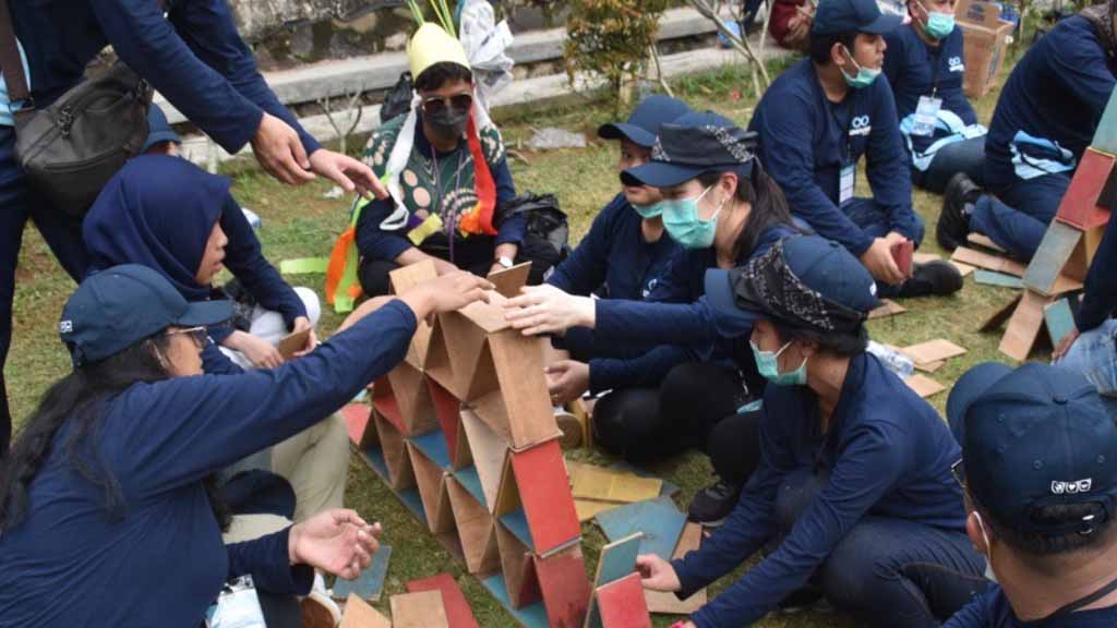 Kelompok peserta menikmati kegiatan bersama